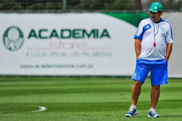 Gilson Kleina ainda não sabe se ficará no Palmeiras, mas cumpre o que
considera uma obrigação de acompanhar possíveis reforços para 2014. A
lista, contudo, ainda não foi nem requisitada pela diretoria, e o
técnico entende com uma condição que também parece ser a do dirigente:
qualquer anúncio para a próxima temporada só pode ocorrer com a vaga na
Série A do Brasileiro do ano que vem garantida

“Consolidando o acesso, o Palmeiras tem todo o direito de anunciar 2014
com a minha renovação ou não, é um direito da instituição. E também vou
ter todo o direito de trabalhar a minha continuidade aqui ou não”,
apontou o treinador, compreendendo tanto a opção de Paulo Nobre em
avaliá-lo somente após a Série B que pede calma nos questionamentos ao
presidente.

Leia mais na Gazeta Esportiva