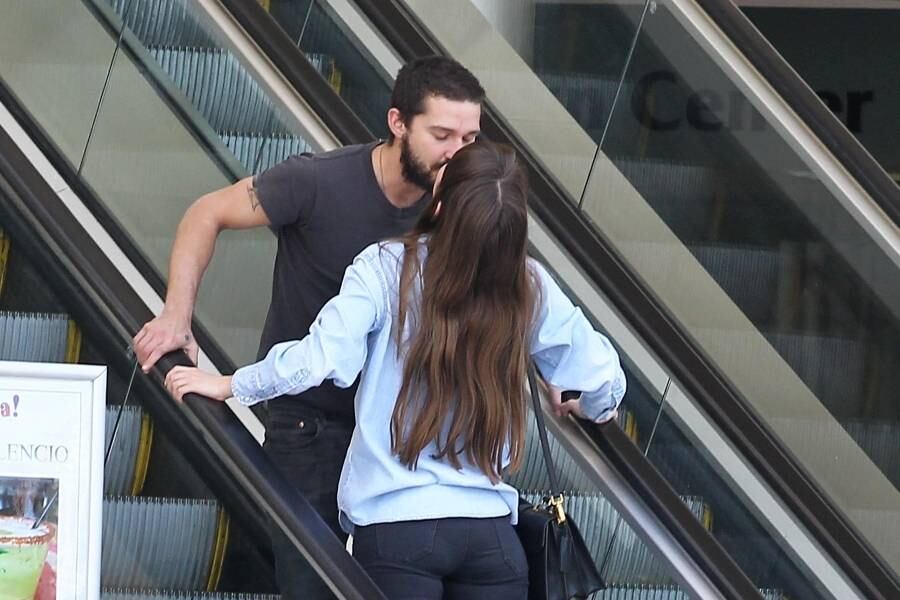 Shia Labeouf foi visto aos beijos com Mia Goth, neta da atriz brasileira Maria Gladys
