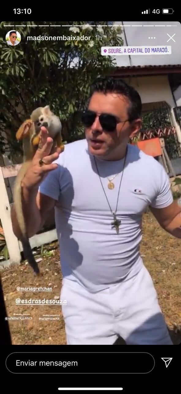 Esdras ainda surpreendeu ao aparecer nas redes sociais do embaixador do hotel segurando um macaquinho