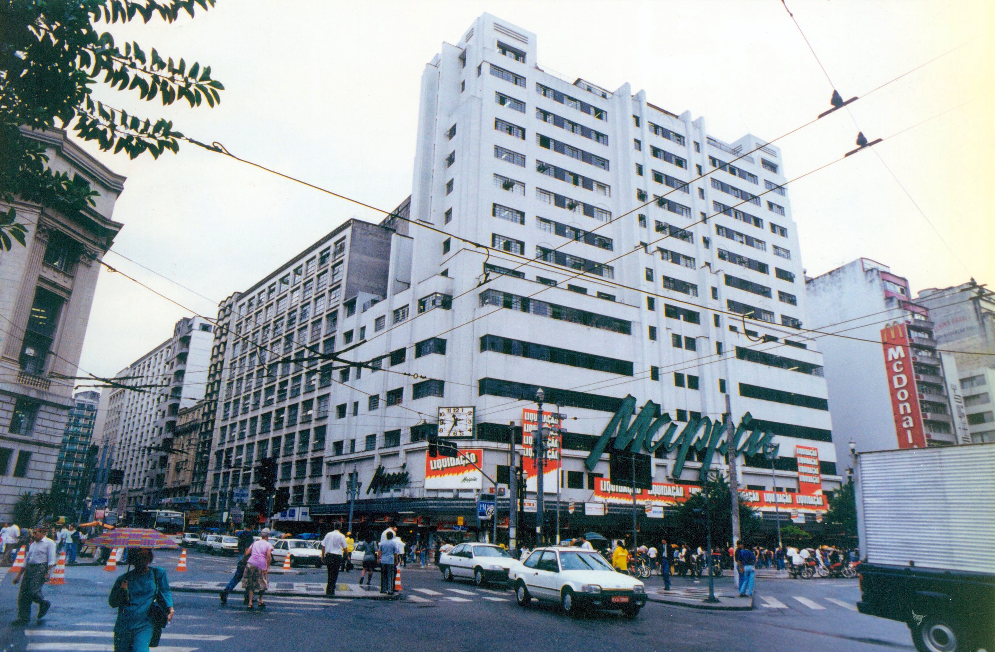 Mappin: uma das pioneiras do comércio varejista, a rede de origem inglesa trazida ao Brasil em 1913 inovou ao etiquetar os produtos nas vitrines e, apesar de ter fechado as portas em 1999 — novamente sob o comando do empresário Ricardo Mansur —, continua lembrada por quem passa pelo centro de São Paulo e, diante do relógio analógico de seu antigo edifício na praça Ramos, resgata as lembranças de sua época áurea