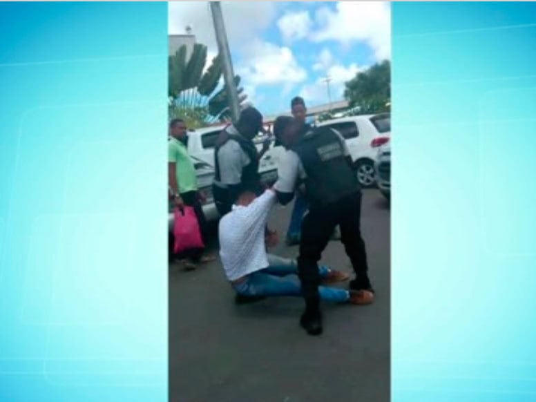 O músico denuncia ter sido agredido no local e desmaiado na rua