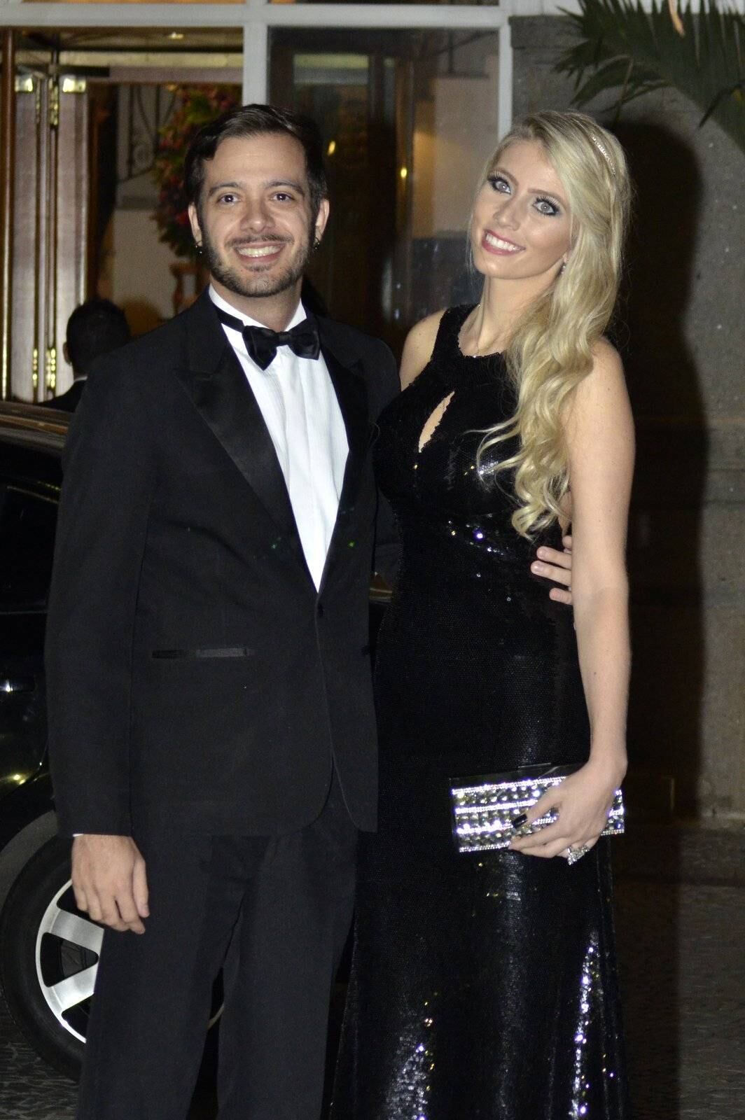 O ex-BBB Max Porto estava elegante e acompanhado da namorada Ariane Cerqueira