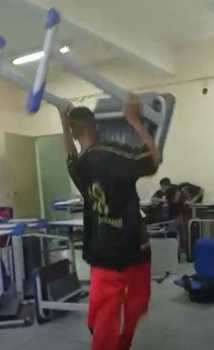 Aluno arremessa mesa em sala de aula