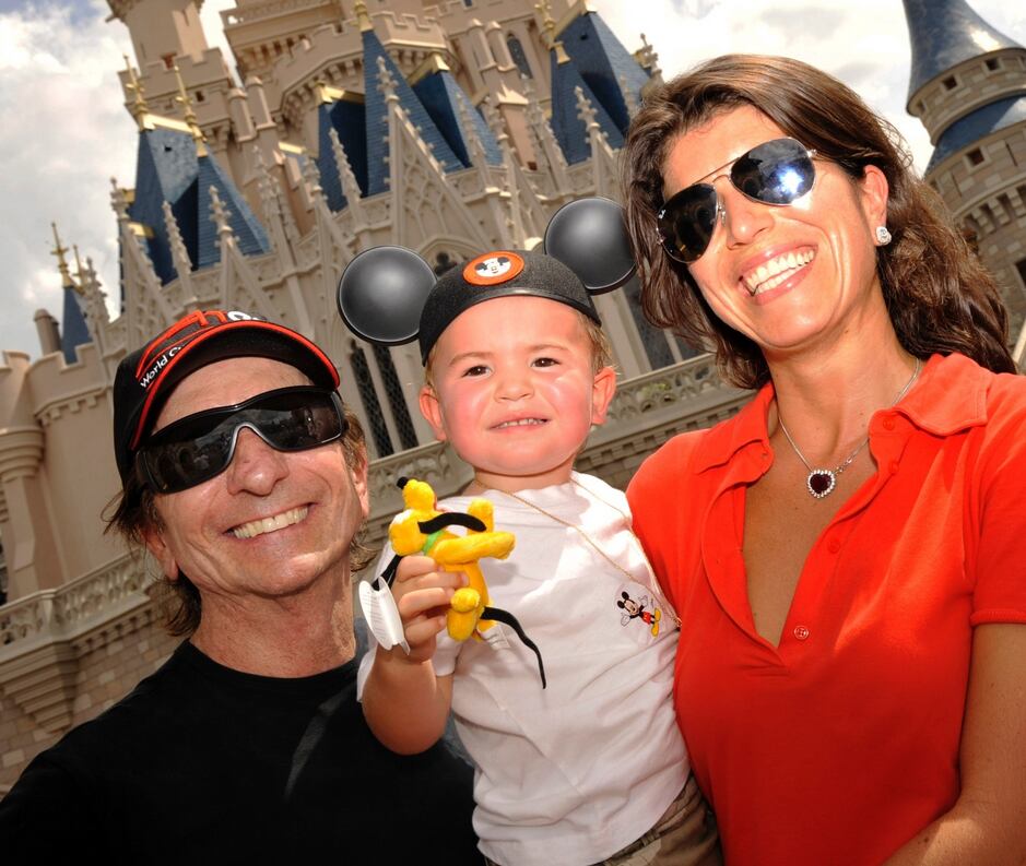 Emerson Fittipaldi e Rossana levaram o pequeno Emmo que ganhou até o tradicional chapeuzinho do Clube do Mickey!