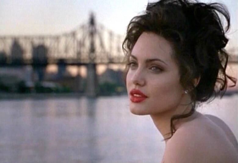 Como Gia Carangi, no filme Gia, de 1998