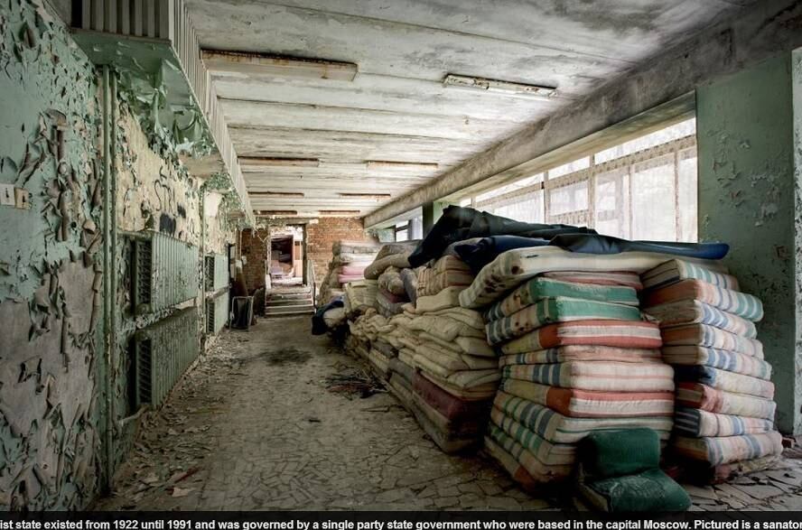 Um sanatório na Rússia está totalmente irreconhecível. Colchões ficam empilhados e as paredes já estão descascando 