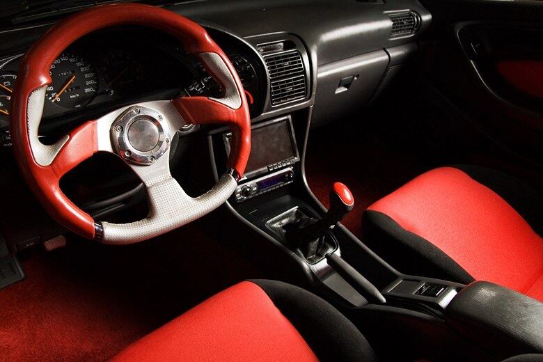 O tuning mais comum começa pelos acessórios, que são inúmeros. Na cabine, por exemplo, volante, revestimento dos bancos, pedaleiras e manoplas de câmbio são os itens mais alterados, por serem acessíveis e facilmente avistados

Tem um carro tunado? Mande fotos para carros-r7@sp.r7.com
