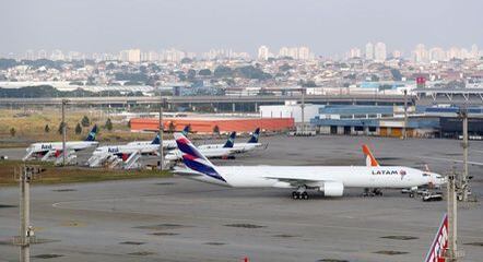 Avião no Aeroporto Internacional de Guarulhos (SP)