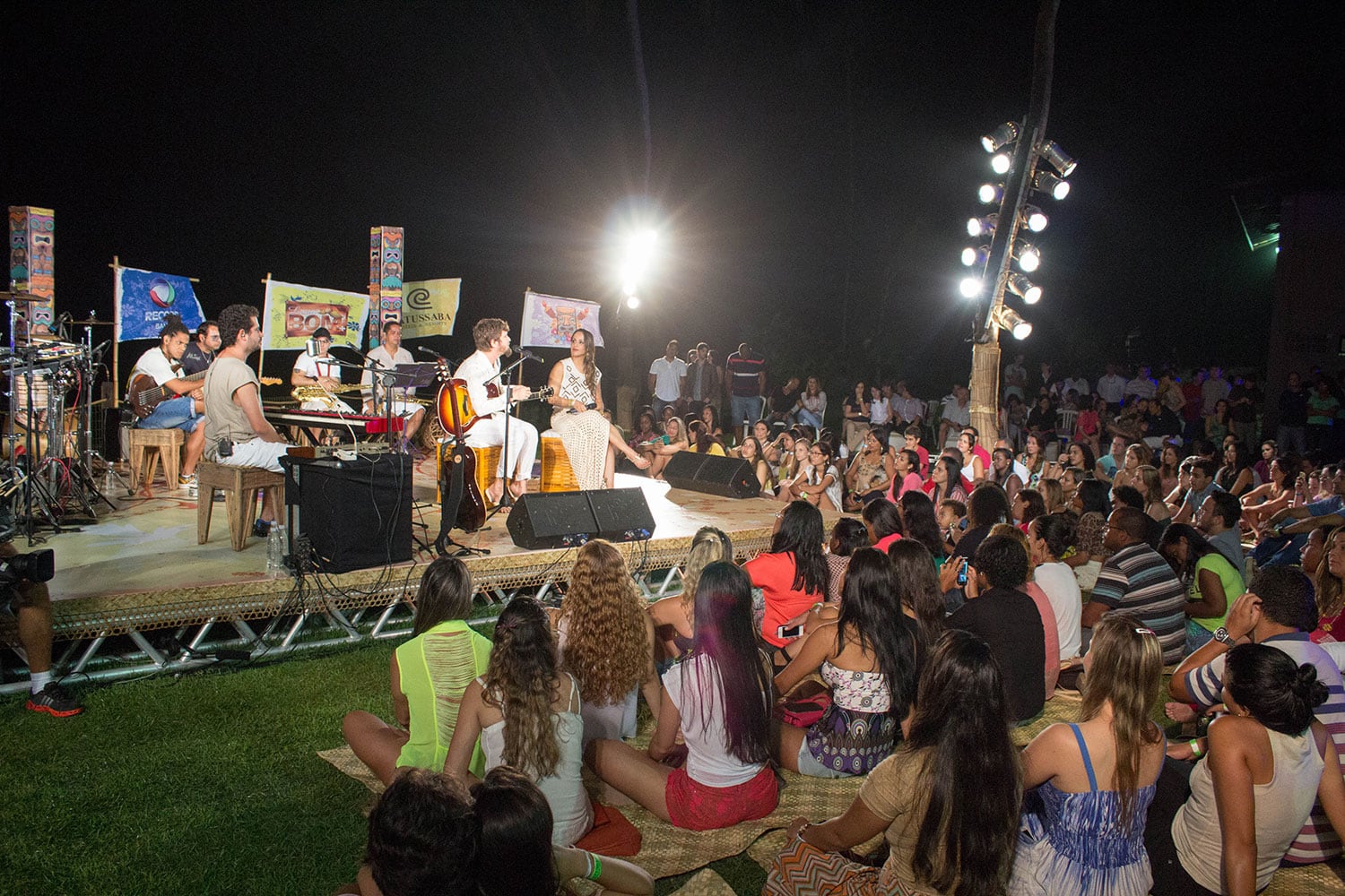 O baiano mostrou logo na primeira música da noite, “Esquadros”, porque nem mesmo a chuva que insistia em cair afastou a seleta plateia. O público parecia pressentir o que Saulo tinha preparado para a noite.
