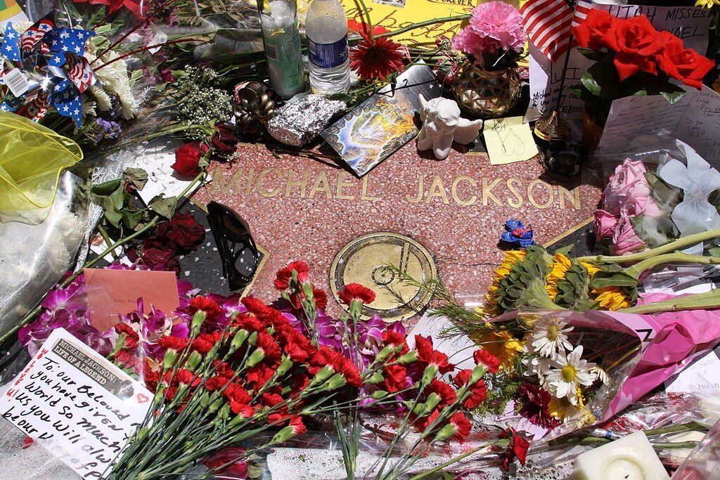 Eles acham estranho que o caixão tenha ficado fechado o tempo todo e o enterro tenha sido apenas em 3 de setembro, mais de um mês após a morte. Foram muitas as homenagens na estrela do artista na Calçada da Fama.