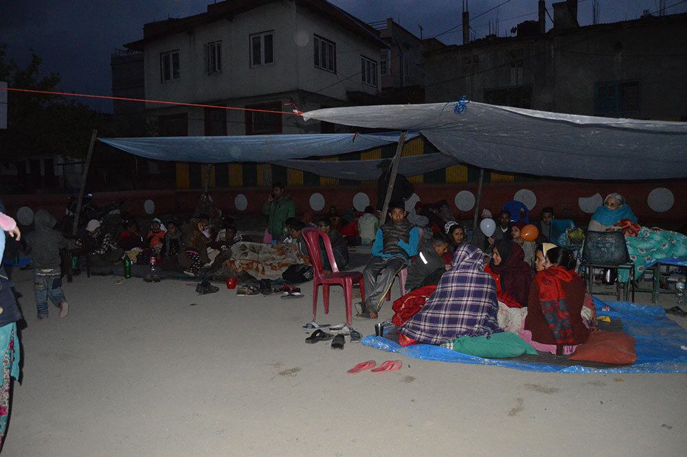 

Quando o dia amanheceu, a família e alguns vizinhos montaram
uma barraca em um campo de terra. No local, ficaram abrigados idosos, crianças
e uma bebê de apenas oito meses, até que começou um temporal