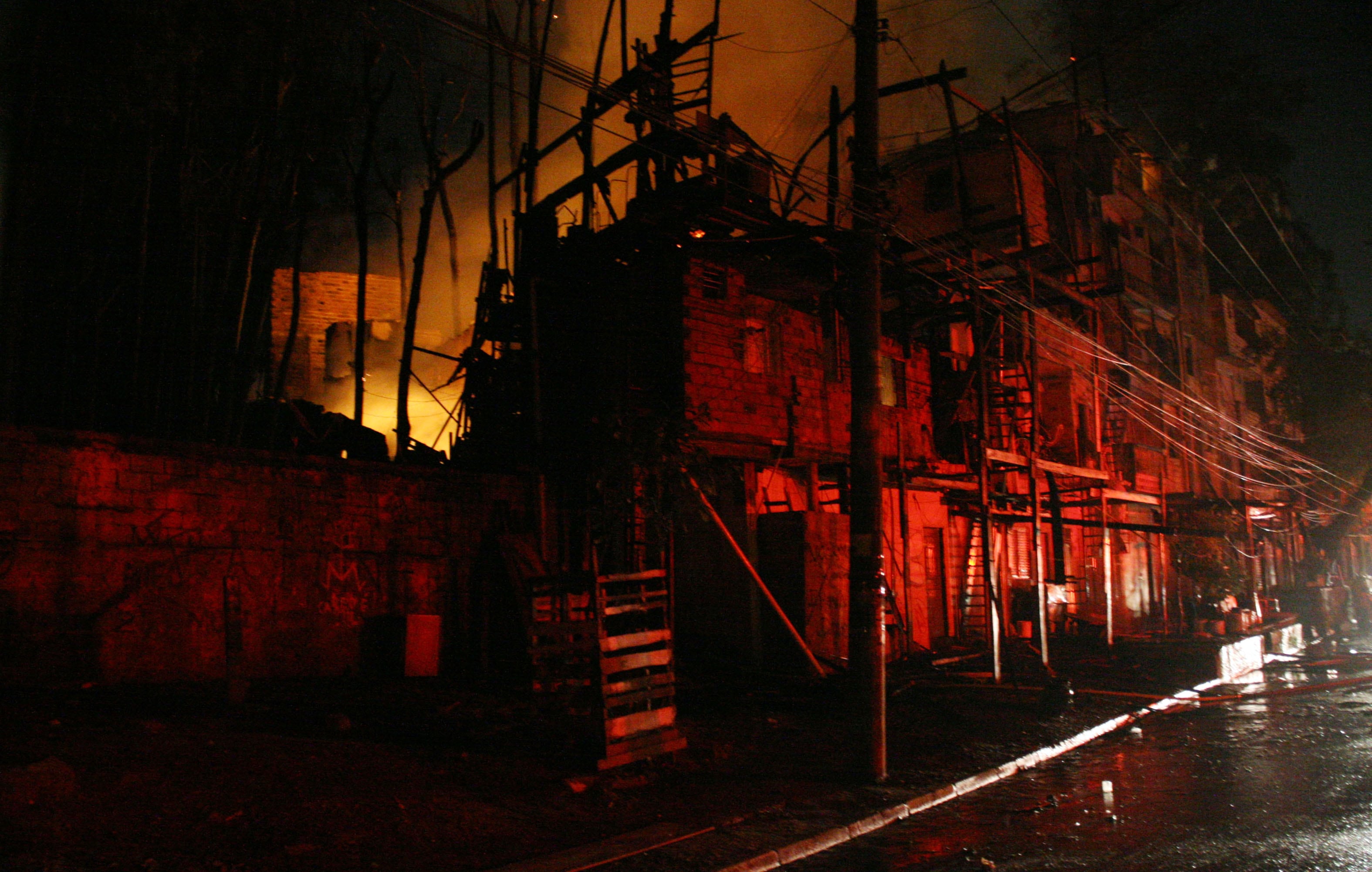 Fogo destruiu 50 barrados, segundo o Corpo de Bombeiros