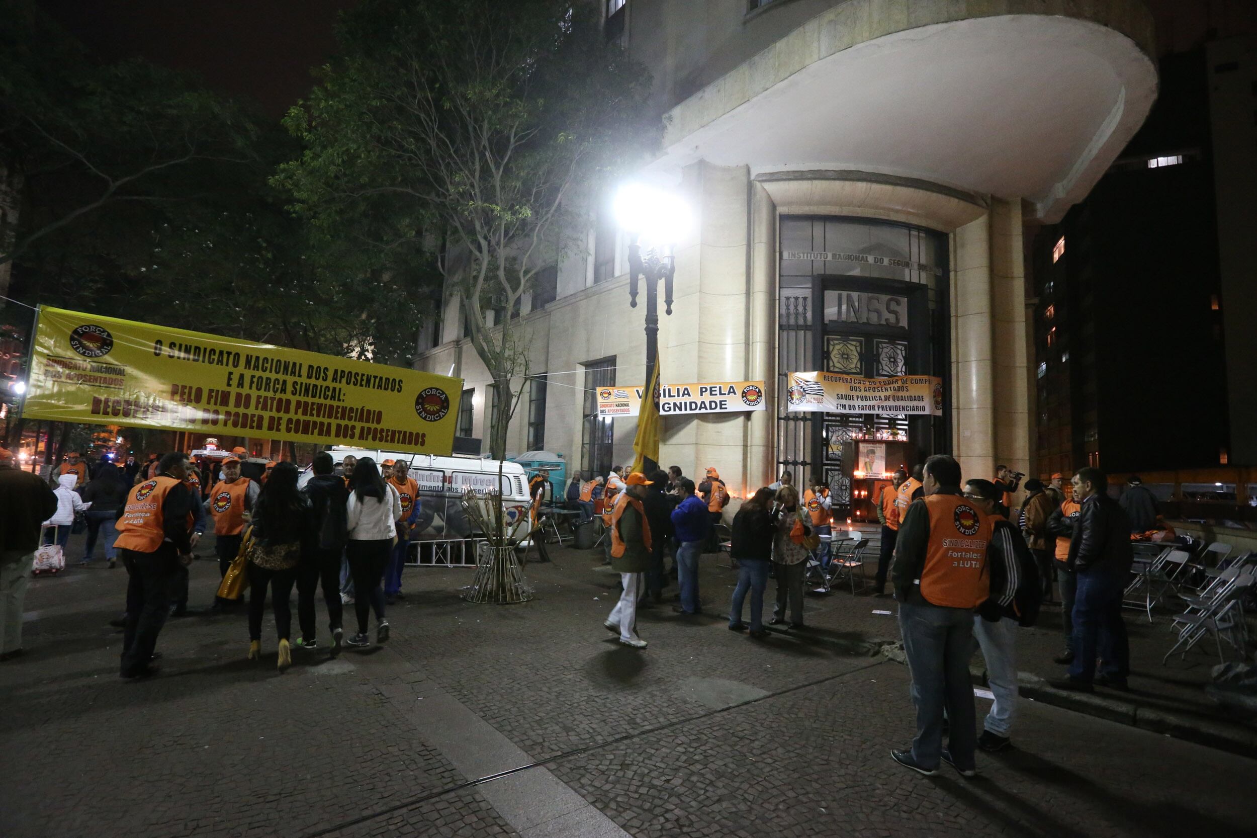 Além dos ciclistas, cerca de 2.000 pessoas, segundo a Polícia Militar, seguiam em direção à avenida Giovanni Gronchi, no bairro do Morumbi, na zona oeste da capital. O movimento por moradia é organizado por um grupo de Paraisópolis, que foi obrigado a desocupar um terreno no último sábado (24). Eles chegaram a bloquear totalmente a rua Dr. Francisco Tomás de Carvalho, na altura da rua Pasquale Gallupi, sentido único.
Em outra manifestação, um grupo do Sindnapi (Sindicato Nacional dos Aposentados, Pensionistas e Idosos da Força Sindical) realizou um protesto em frente ao posto do INSS (Instituto Nacional de Securidade Social) no centro de São Paulo (foto). O objetivo da manifestação é o fim do fator previdenciário, a recuperação do poder de compra, a melhoria da saúde pública e o fim da cobrança de impostos sobre o valor dos remédios

