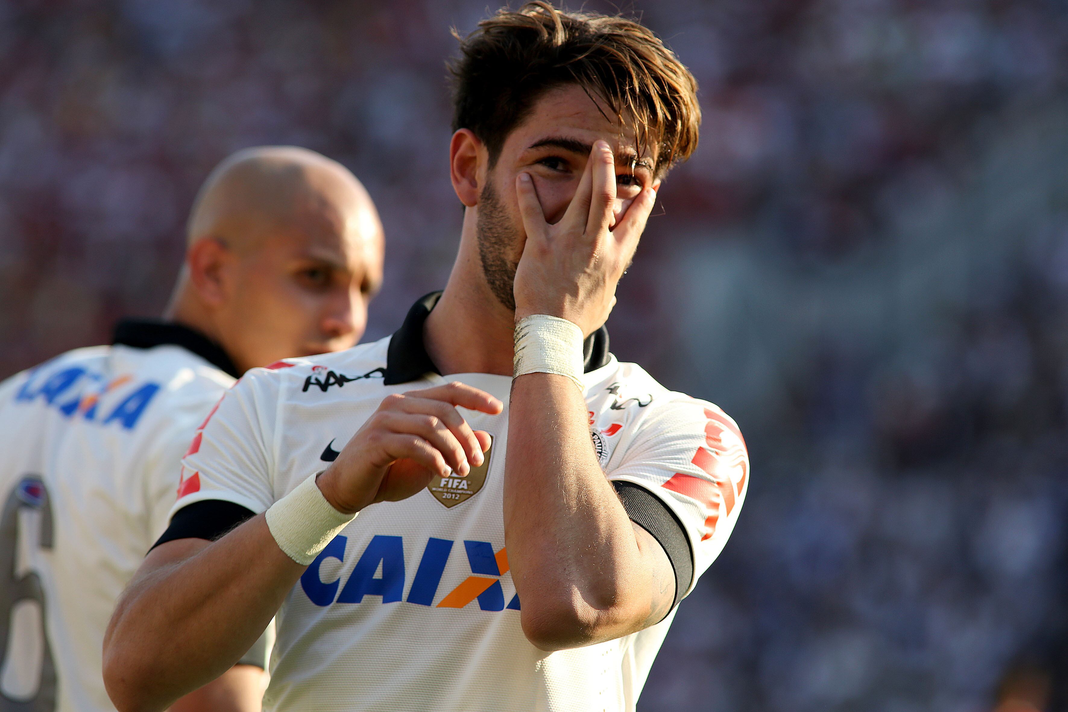 Apesar da eliminação na competição sul-americana, o Corinthians iniciou o Campeonato Brasileiro como um dos grandes favoritos. Nas primeiras rodadas, o time conseguiu vitórias magras e se manteve no pelotão da frente, mas já vinha sendo prejudicado pelo alto número de empates.

Exposição de Pato com a nova namorada pode prejudicar o Corinthians em campo
