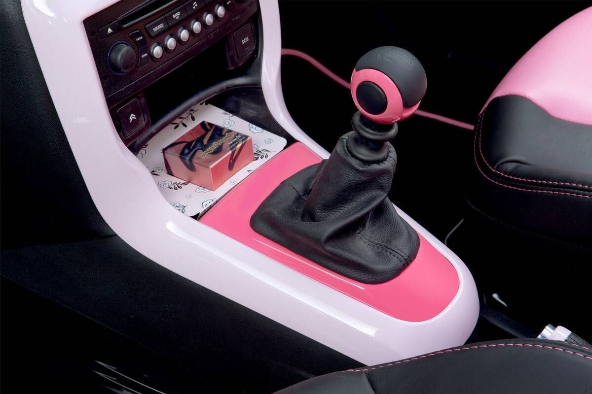 A manopla do câmbio também mudou de cor e recebeu a adição de porta-trecos especiais para as maquiagens da Benefit
Saiba tudo sobre carros! Acesse R7.com/carros
E confira os melhores preços de novos e usados em r7.icarros.com.br