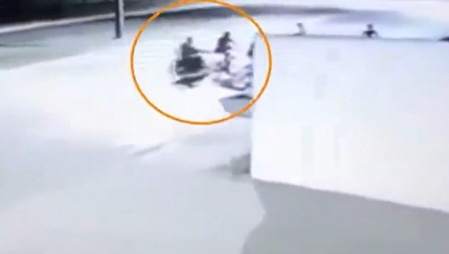 Suspeito estende as mãos para tocas nos corpos das vítimas