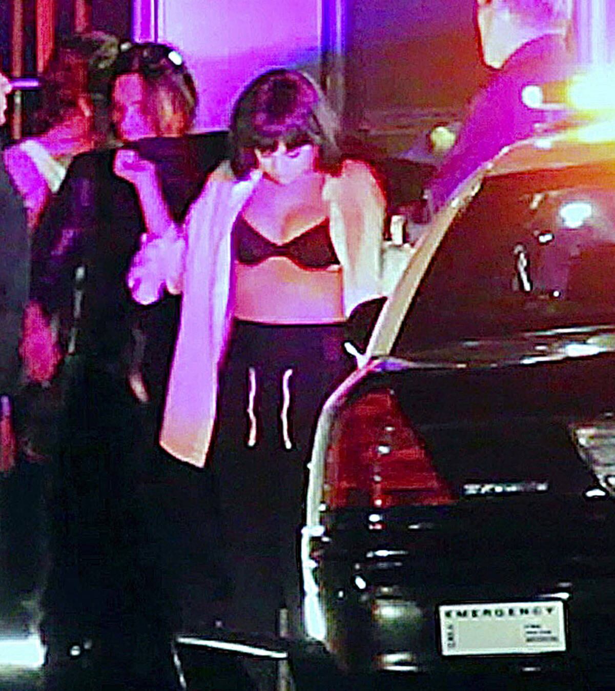 Selena Gomez ficou com sutiã à mostra em uma das cenas