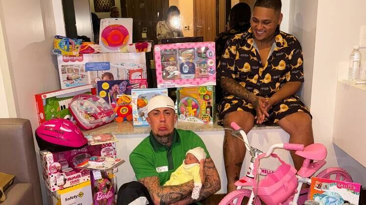 MC Daniel dá bicicleta, patins e jogos de tabuleiro para a afilhada recém-nascida

Ao presentar sua sobrinha Zoa, filha do MC Ryan, o também funkeiro MC Daniel dividiu opiniões na internet. A criança, recém-nascida, nem tinha saído da maternidade ainda quando recebeu presentes que nem se quer pode usar. Ao ser criticado por internautas pelas escolhas dos itens, o MC se pronunciou nas redes sociais: "Vou dar quantos brinquedos eu quiser", afirmou. Explicou, ainda, que nunca teve condições financeiras quando criança, e agora que tem, vai proporcionar isso a quem ama 