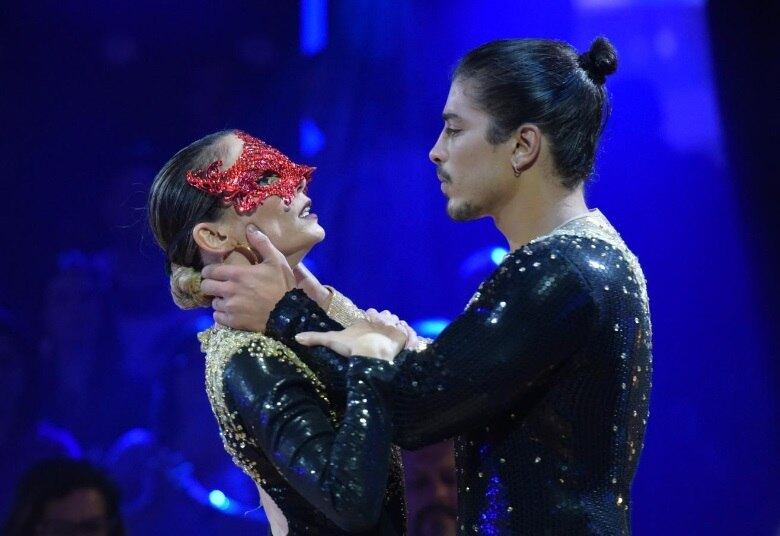 O amadurecimento da estrela ficou evidente no baile de máscaras, quando a dupla dançou um tango intenso