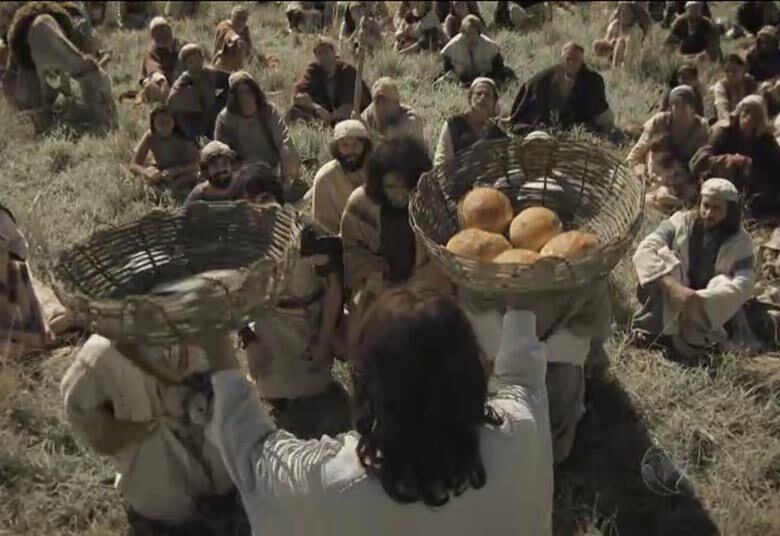 Felizmente, Jesus surge nas cercanias, alimenta milhares de famintos ao multiplicar pães e peixes


+ Para alimentar famintos, Jesus multiplica pães e peixes. Assista!
+ Temporada final exibe emocionantes milagres; veja as cenas
+ Pedro Nercessian comenta preparação para viver personagem bíblico em O Endemoniado Cego e Mudo


