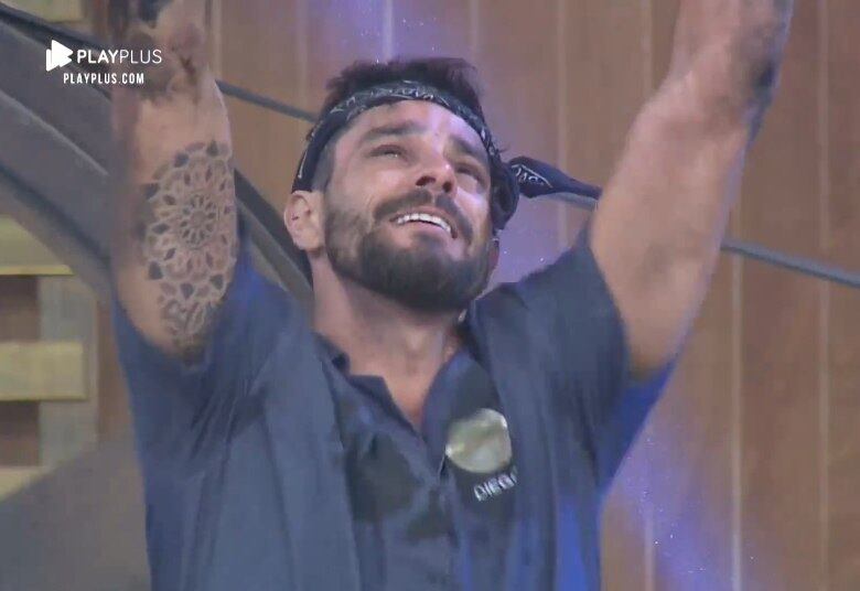 Ainda na sexta (6), o público conheceu o primeiro finalista de A Fazenda 11! Diego Grossi venceu a prova decisiva e se livrou da Roça quádrupla, que se formou com Hari Almeida, Lucas Viana, Rodrigo Phavanello e Sabrina Paiva!