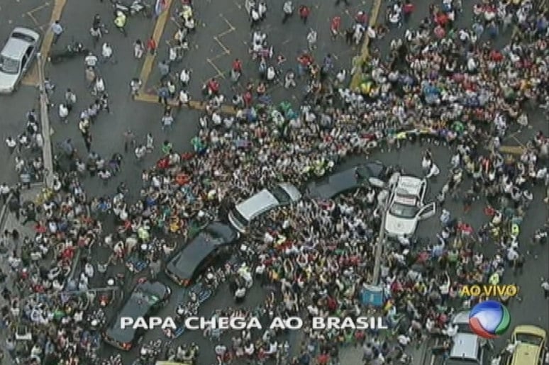 A multidão cercou
o carro. Muitos tentavam encostar no papa, sentado no banco de trás do veículo.
Ninguém ficou ferido e não houve maiores transtornos, mas a aproximação dos
religiosos ao pontífice não estava programada para aquele momento. Seguranças tiveram muito trabalho para conter as pessoas