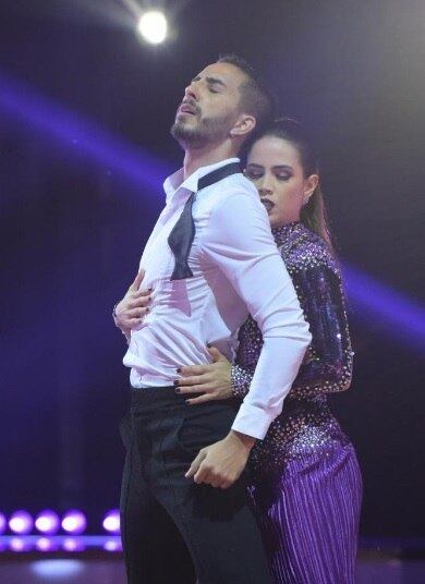 As habilidades corporais de Pérola Faria chamaram a atenção dos jurados. A atriz executou uma coreografia de rumba com o técnico, Fernando