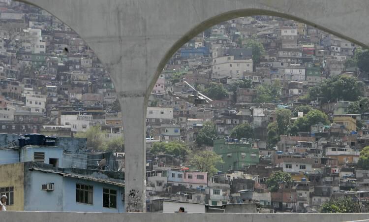 Leitão
diz que atualmente o problema é que o Rio não consegue dar celeridade ao
programa.



— Em 2010, o prefeito anunciou um grande programa de urbanização de favelas. A
ideia era que isso fosse parte do legado dos megaeventos, a Copa e a Olimpíada.
O IAB (Instituto de Arquitetos do Brasil) fez um concurso e selecionou 40 equipes.
Era um projeto ambicioso, houve um estímulo para que soluções criativas, complexas,
até mesmo caras, fossem adotadas. Elevadores, teleféricos foram pensados. Havia
uma expectativa de um grande investimento. Mas o tempo passou, a economia da
cidade e do País desacelerou. E o programa não anda como deveria


