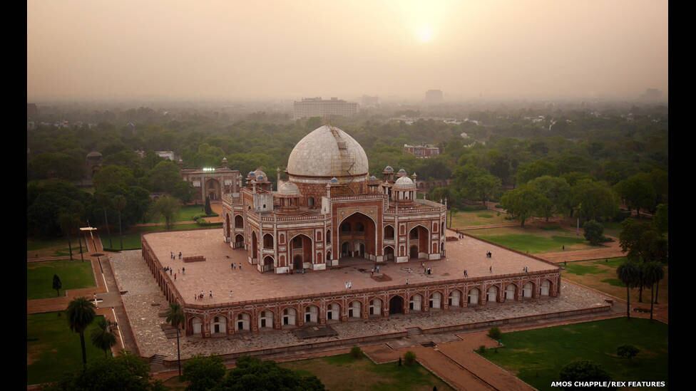 A tumba de Humayun, um mausoléu do século 16 em Nova Déli, foi
construída em 1565, nove anos depois da morte do imperador Humayun.
O
edifício foi projetado pelo arquiteto persa Mirak Mirza Ghiyas