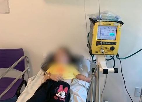 Uma menina de 5 anos que foi internada após ingerir álcool em gel em uma escola localizada no bairro da Vila Matilde, na zona leste de São Paulo, na segunda-feira (4), precisou passar por uma lavagem estomacal. O procedimento tem como objetivo limpar o interior do estômago para retirar o conteúdo, no caso, o álcool, que ainda não foi absorvido pelo organismo. A lavagem foi feita porque a menina chegou a desmaiar e entrar em coma alcoólico