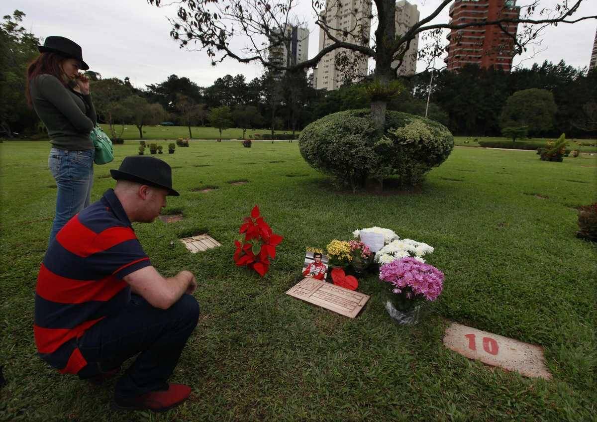 Ainda no início da manhã, os primeiros fãs começaram a aparecer no cemitério do Morumbi, zona Sul de São Paulo para fazer suas orações ao piloto

Veja também: Emoção, oração e lágrimas marcam homenagens a Ayrton Senna em Ímola
