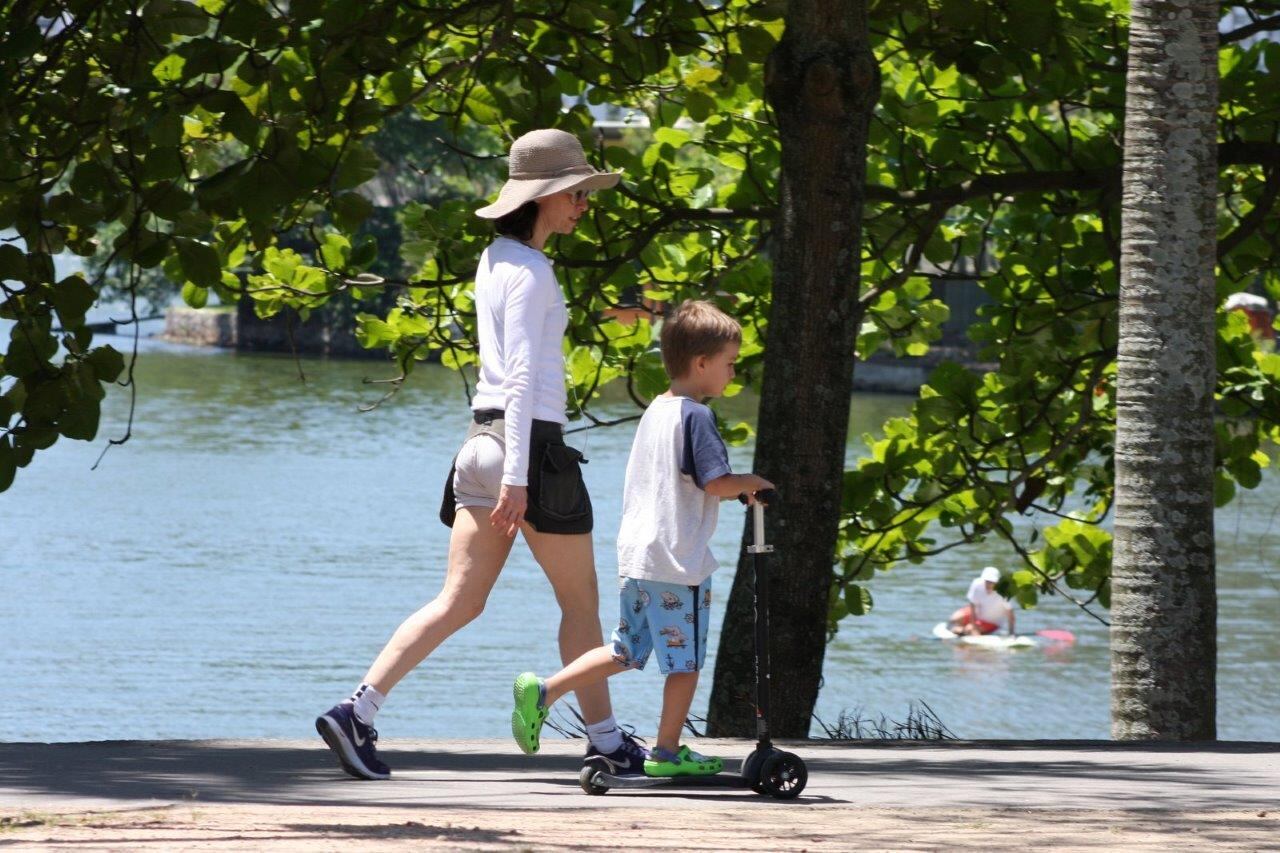 Mãe e filho na orla da lagoa Rodrigo de Freitas
