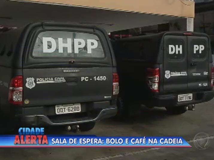 Adriano não gostou do que viu e atingiu o braço da vítima, que pulou de cima da laje para tentar fugir. Na queda, o motorista quebrou o pé e ainda foi atingido por um tiro na perna. Em entrevista exclusiva, o suspeito diz que não vai aceitar que um outro homem viva com a ex na casa que construiu com todo sacrifício. Assista ao vídeo
— Eu fui buscar meu filho e encontrei com o 'Ricardão' lá.
+ Quer ver tudo o que rolou no Cidade Alerta? Veja a íntegra no R7 Play