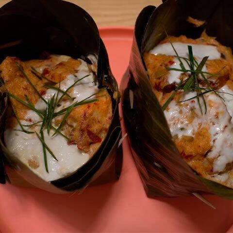 Fish Amok (Amok de peixe): conhecida receita da Cambodja trata-se de um peixe cozido com consistência de musse em molho de coco à base de curry servido com arroz. Entre as versões menos tradicionais podem ser encontrados frango, tofu, ou carne de vaca.