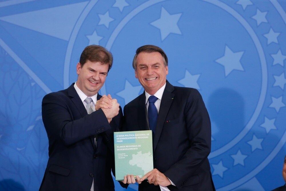 DF - BOLSONARO/DECRETO/DESENVOLVIMENTO REGIONAL - POLÍTICA - O presidente da República, Jair Bolsonaro (PSL) (d), e o ministro Gustavo Canuto, do Desenvolvimento Regional, durante a cerimônia para assinar o decreto de Política Nacional de Desenvolvimento Regional e realizar a entrega oficial dos Planos Regionais da Amazônia, do Nordeste e do Centro-Oeste, no Palácio do Planalto, em Brasília, nesta quinta-feira, 30. Em sua primeira viagem oficial ao Nordeste, Bolsonaro anunciou na última sexta-feira, 24, no Recife, um acréscimo de R$ 4 bilhões ao Fundo Constitucional do Nordeste (FNE), um dos três fundos constitucionais para implementar a política de desenvolvimento em algumas áreas do País. 30/05/2019 - Foto: DIDA SAMPAIO/ESTADÃO CONTEÚDO