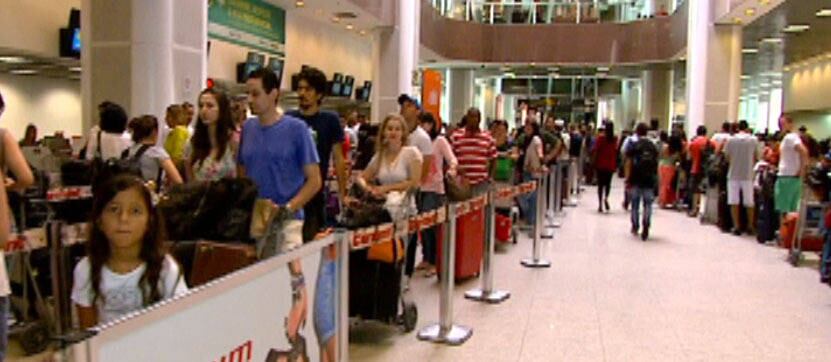 Os passageiros tiveram que ter paciência para enfrentar as longas filas na manhã desta sexta (20)
