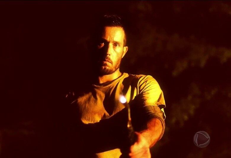 Também amarrou um outro rapaz e ateou fogo nele com um tipo de maçarico 