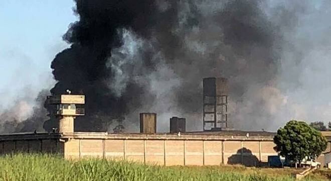Fumaça é vista após o início da rebelião na Penitenciária de Lucélia (SP)
