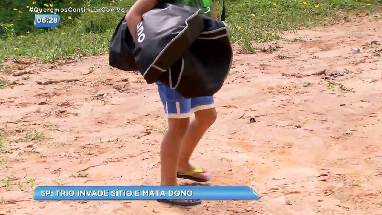 Os bandidos ainda ameaçaram matar a esposa de
José Eleandro. Toda a ação aconteceu na frente do filho do casal. Vendo a cena,
a criança ofereceu o cofrinho aos bandidos, que buscavam dinheiro, e pediu que
eles fossem embora