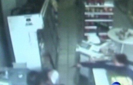 A balconista foi morta com três tiros