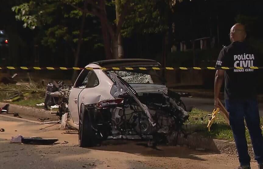 Veículo avaliado em R$ 840 mil ficou destruído