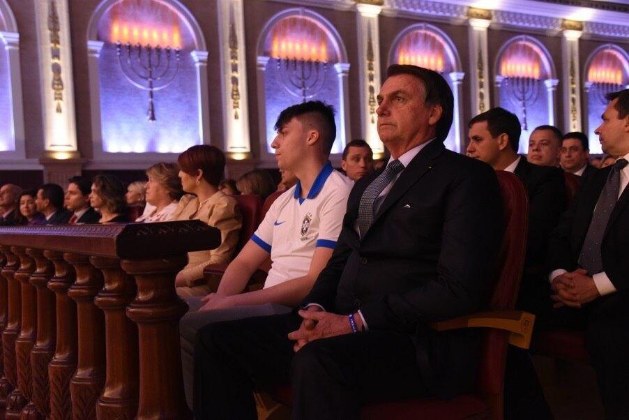 O presidente assistiu ao culto ao lado do filho, Renan