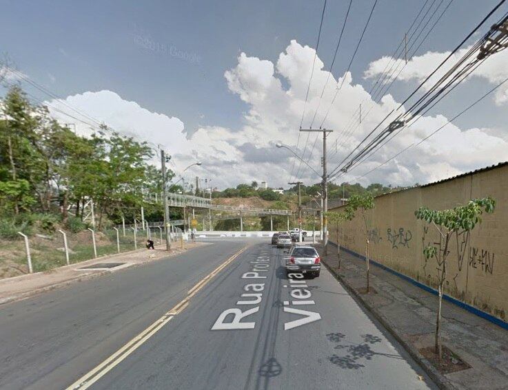 Taxista foi roubado quando dirigia pela rua Professor José Vieira Mendonça, no bairro Engenho Nogueira, em BH