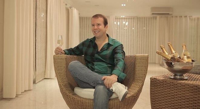 Alexander de Almeida apareceu em vídeo falando sobre a vida de Rei do Camarote