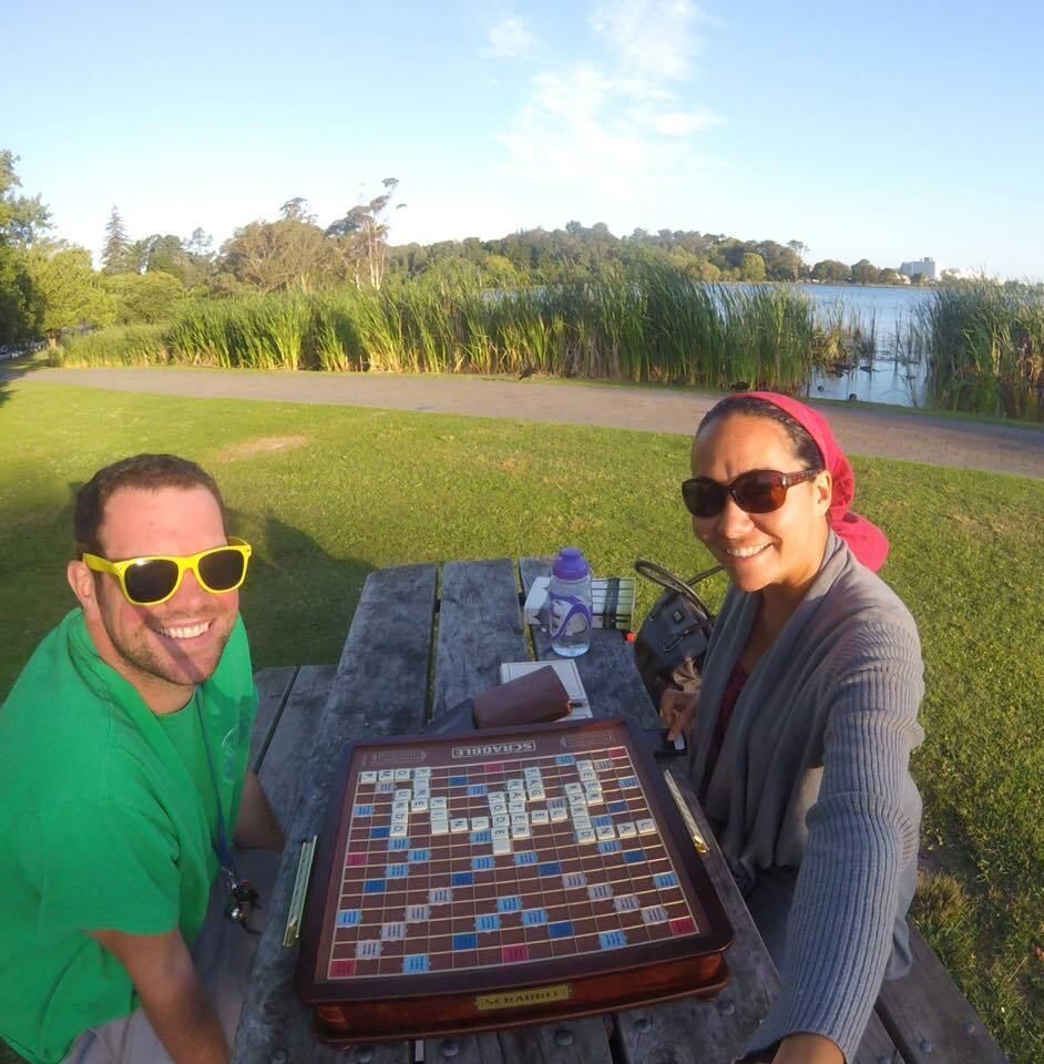 — A Sue disse à Naomi para colocar a cabeça para baixo e o bumbum para cima, para manter o peso do bebê fora do cordão. Eu desliguei o telefone e liguei para a emergência médica

