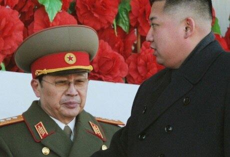 Chang Song-thaek (esq) era tio do atual líder norte-coreano, Kim Jong-un (dir)