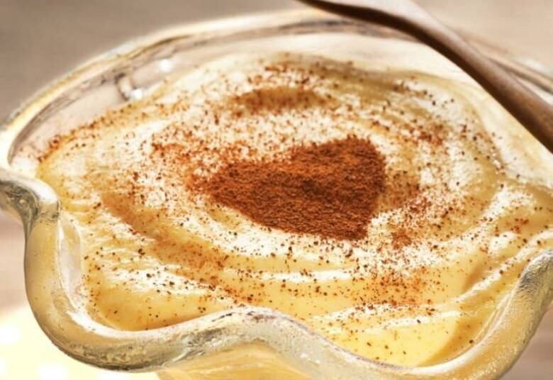 Curau de milho
Falando em festa junina... O curau representa bem a mistura de culturas que formou o Brasil. Os índios apresentaram o milho, os portugueses a tradição dos doces e a canela vinda da Índia complementou este prato delicioso e tipicamente brasileiro