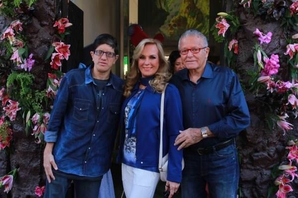 Helô também posou com o marido e o filho, irmão de Tici