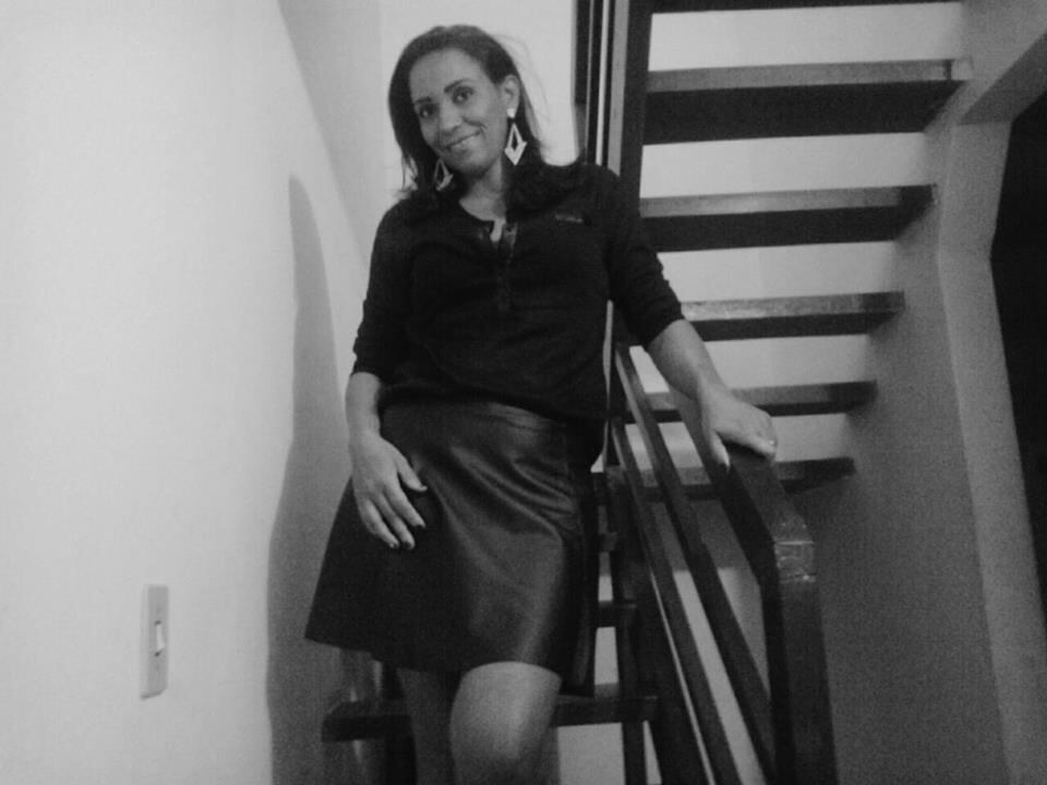 
Preocupada
em manter o peso, a professora tenta não perder o foco, embora já se
permita alguns privilégios quando sai para passear, como um pedaço de alguma guloseima. Para ela, o grande obstáculo a ser ultrapassado todos
os dias começa agora: o de manter o novo peso e a qualidade de vida
que conquistou.





— Estou
muito, muito feliz, mais feliz do que nunca fui. Antes, eu cobria o
espelho com um lençol para me ver e agora gosto de me olhar, colocar
uma maquiagem e me sentir bonita. Muita gente viu meu esforço e
agora estou mostrando para todo mundo que tudo tem um jeito

