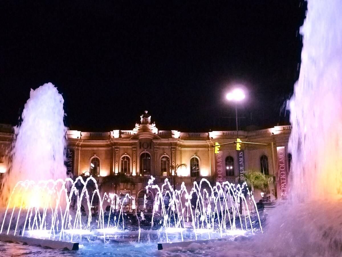 Fonte na esquina das avenidas Vélez Sarsfield e Hipólito Yrigoyen, no centro de Córdoba; ao fundo, o shopping Patio Olmos
Leia a reportagem especial de Miguel Arcanjo Prado: Córdoba é cidade jovem, histórica e intelectual da Argentina